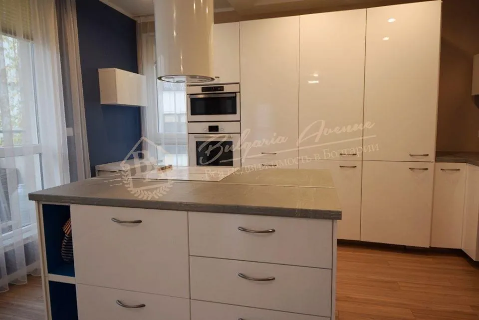 Элитная четырехкомнатная квартира с мебелью на море в Варне