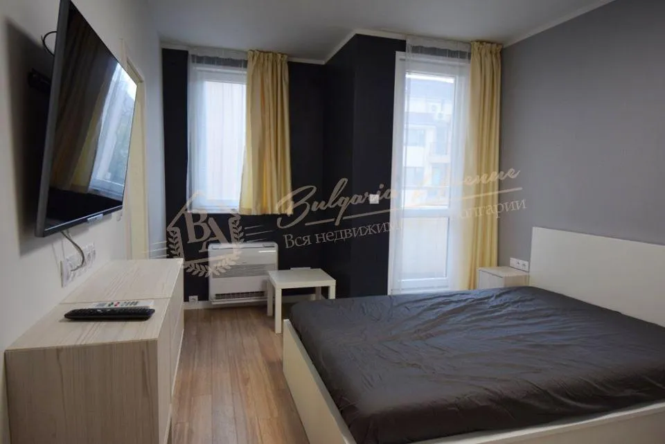 Элитная четырехкомнатная квартира с мебелью на море в Варне