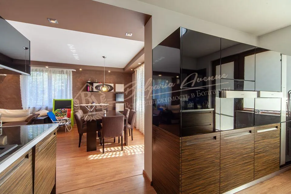 Просторная четырехкомнатная квартира в комплексе в к. Св.Константин и Елена