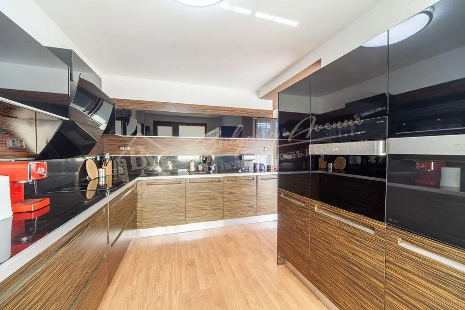 Просторная четырехкомнатная квартира в комплексе в к. Св.Константин и Елена