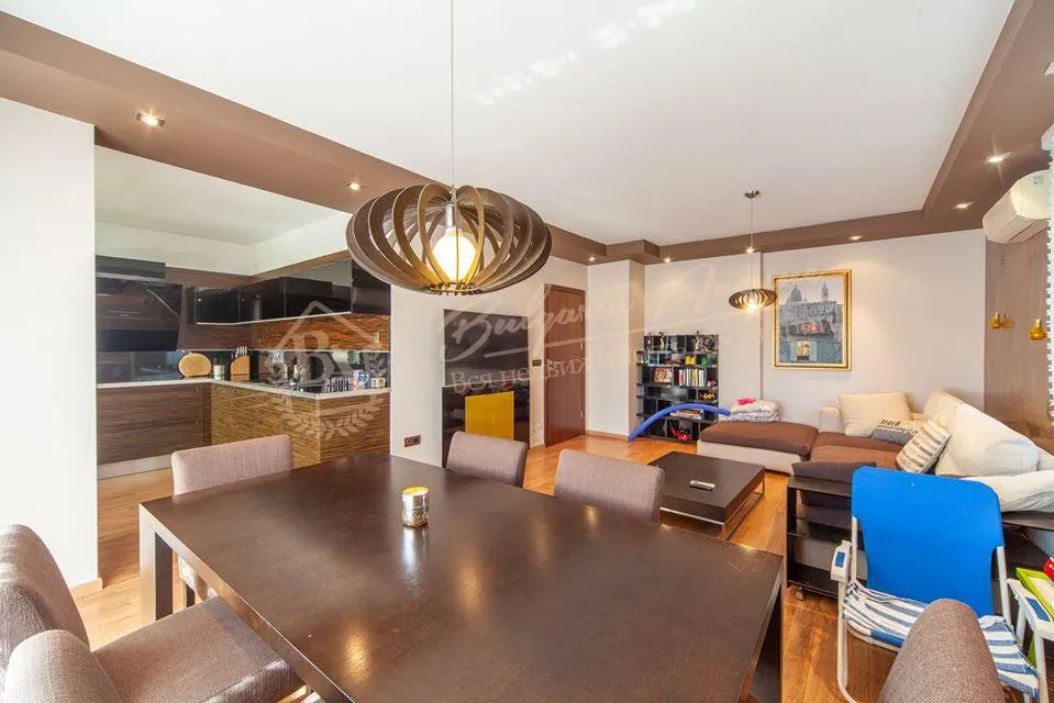 Просторная четырехкомнатная квартира в комплексе в к. Св.Константин и Елена