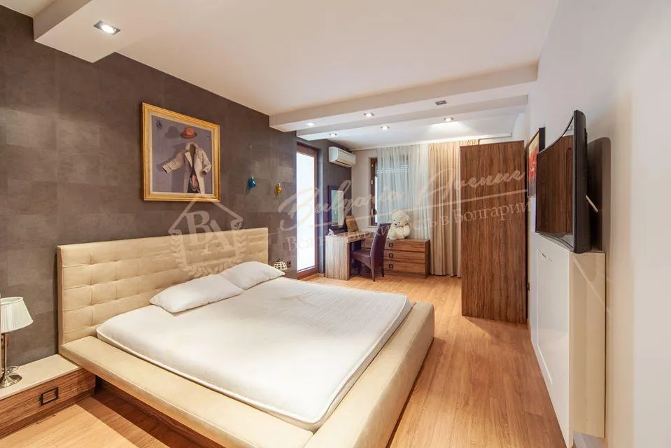 Просторная четырехкомнатная квартира в комплексе в к. Св.Константин и Елена