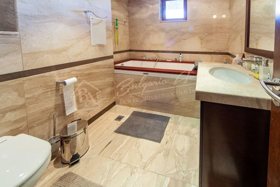 Просторная четырехкомнатная квартира в комплексе в к. Св.Константин и Елена