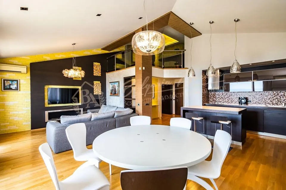 Пентхаус класса люкс с дизайнерской мебелью и видом на море в г. Варна