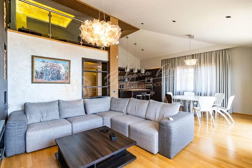 Пентхаус класса люкс с дизайнерской мебелью и видом на море в г. Варна