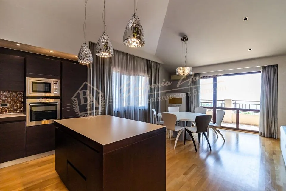 Пентхаус класса люкс с дизайнерской мебелью и видом на море в г. Варна