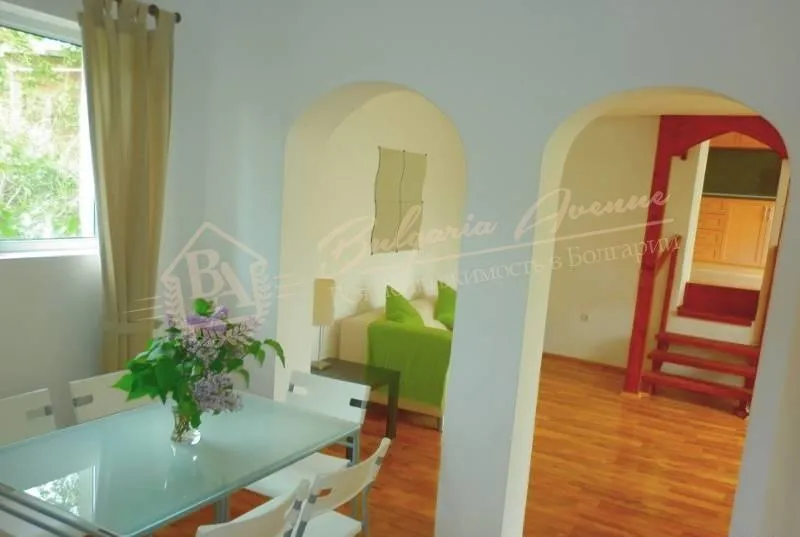 Просторный дом с видом на море в известном районе Балчик