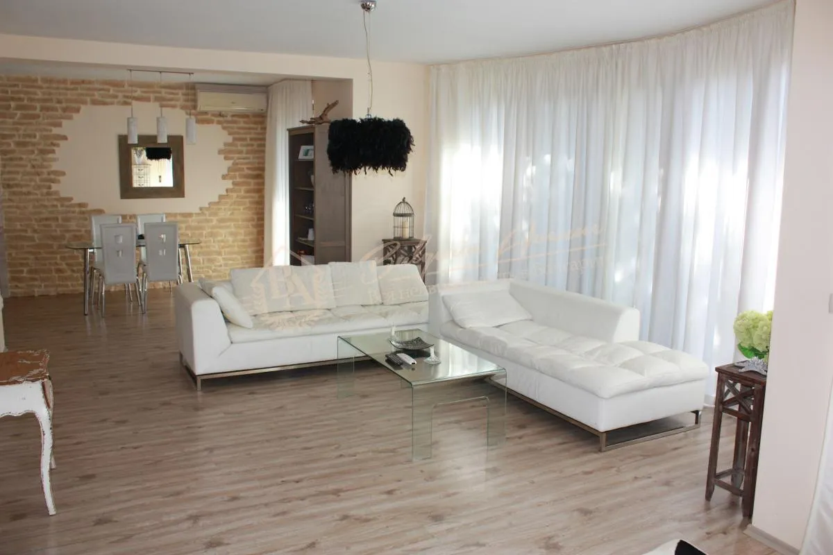 Дизайнерский, меблированный дом в эко поселке в 5 км от пляжа