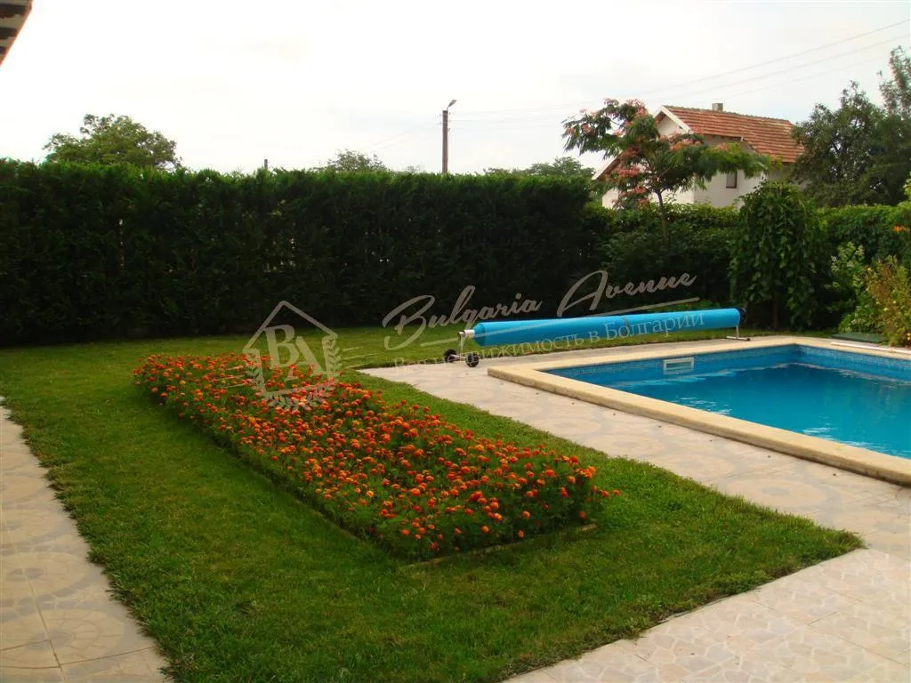 Двухэтажный дом с бассейном, чистым воздухом в 10 км от моря, обл.Варна