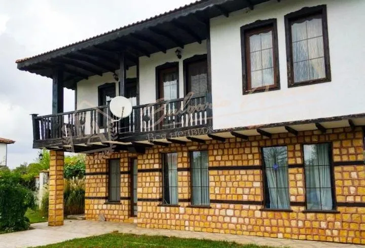 Двухэтажный дом с бассейном, чистым воздухом в 10 км от моря, обл.Варна