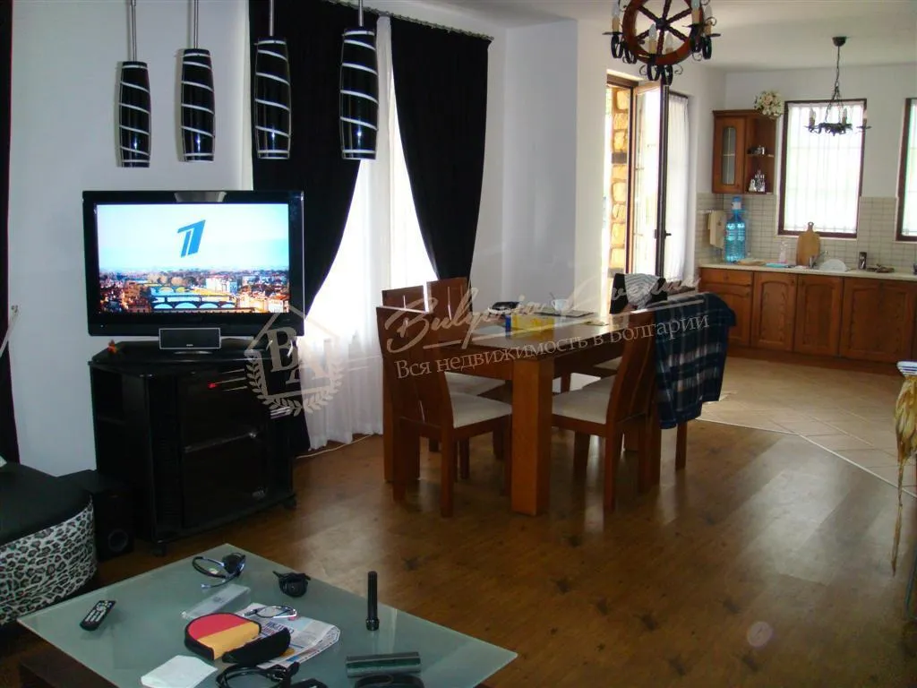 Двухэтажный дом с бассейном, чистым воздухом в 10 км от моря, обл.Варна