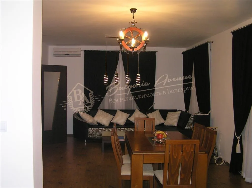 Двухэтажный дом с бассейном, чистым воздухом в 10 км от моря, обл.Варна