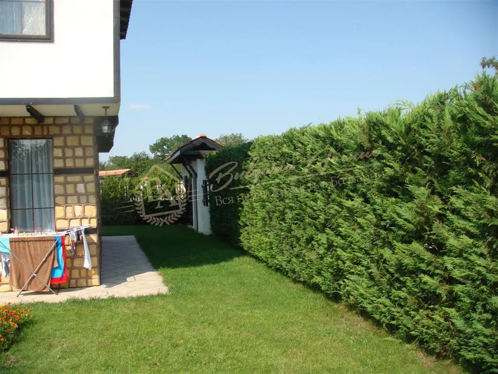 Двухэтажный дом с бассейном, чистым воздухом в 10 км от моря, обл.Варна