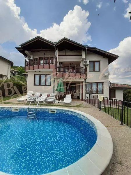 Дом с 3 спальнями, с бассейном в 4 км от моря около Албена, обл.Добрич