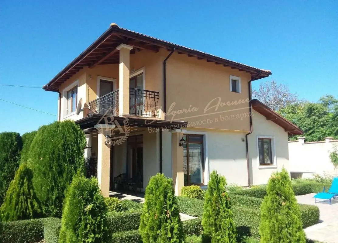 Современный двухэтажный дом, расположенный в селе Осеново