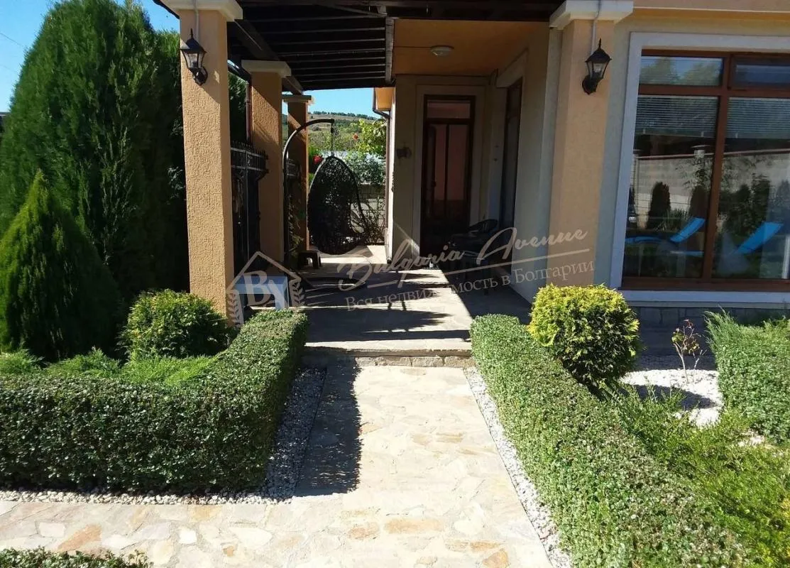 Современный двухэтажный дом, расположенный в селе Осеново