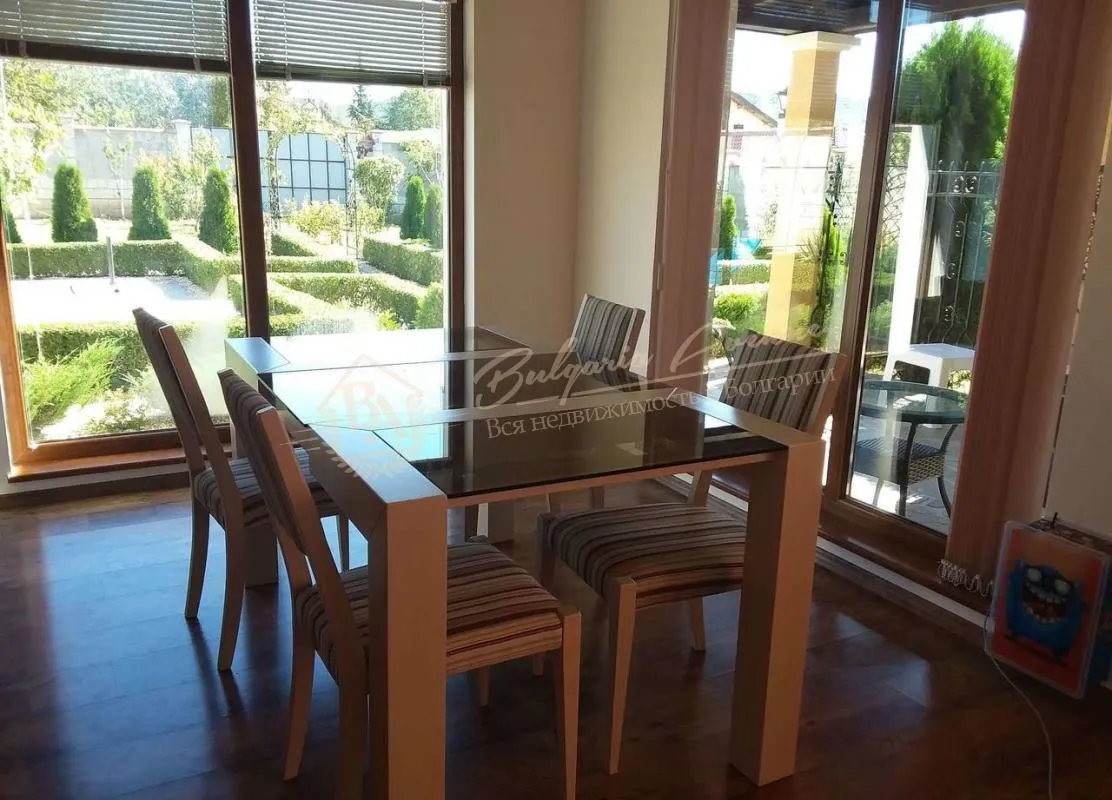 Современный двухэтажный дом, расположенный в селе Осеново