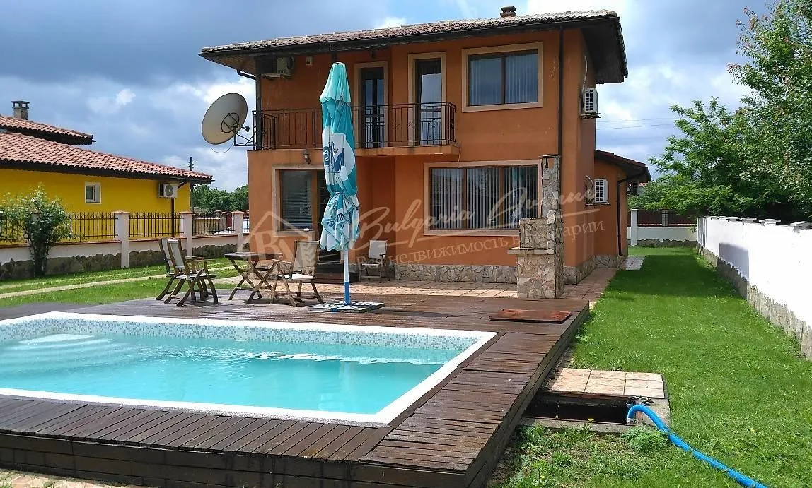 Семейный дом / вилла на двух и гостевой дом, гараж и открытый бассейн, Балчик