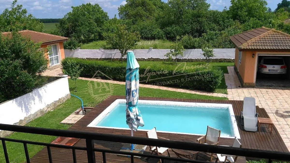 Семейный дом / вилла на двух и гостевой дом, гараж и открытый бассейн, Балчик