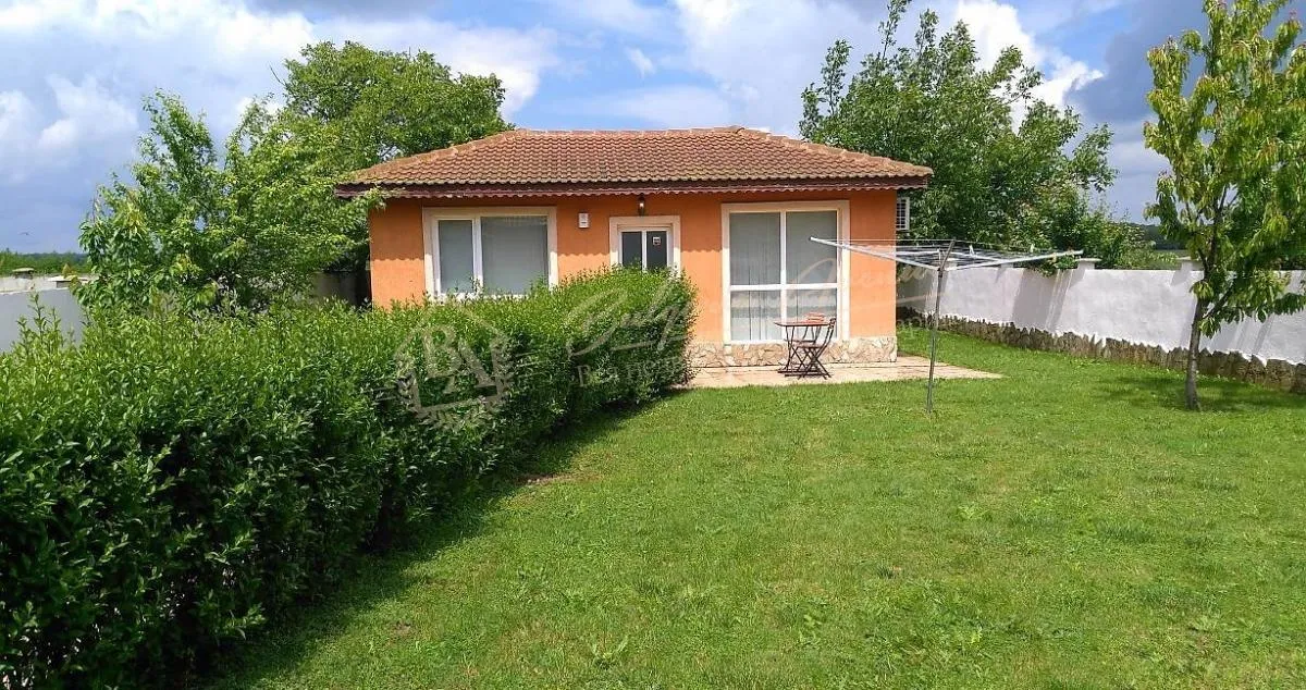 Семейный дом / вилла на двух и гостевой дом, гараж и открытый бассейн, Балчик