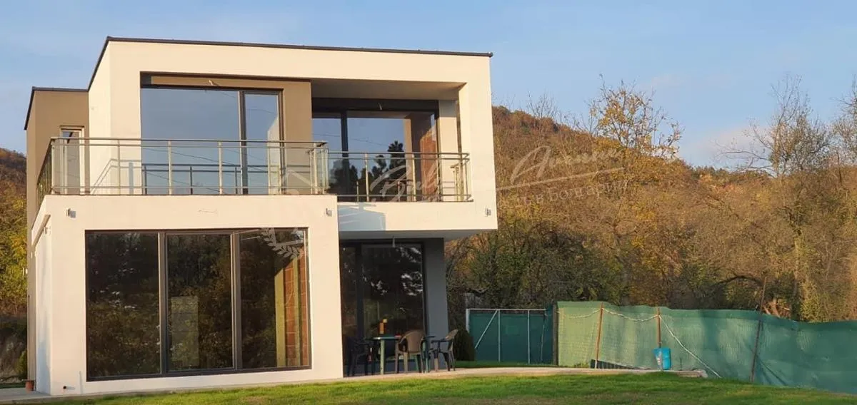 Элитный особняк в красивом в красивом лесном массиве в г.Варна