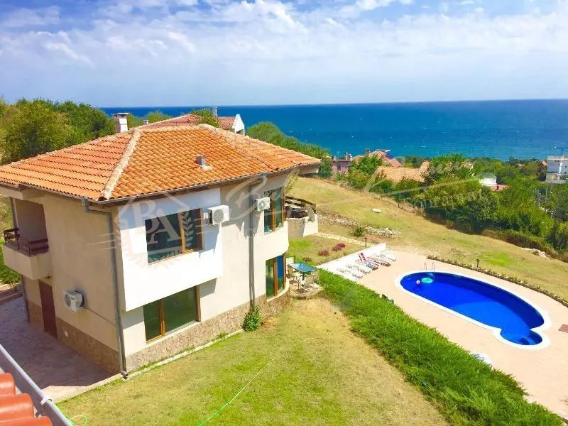 Дом с бассейном, с участком и видом на море в пригороде г.Варна