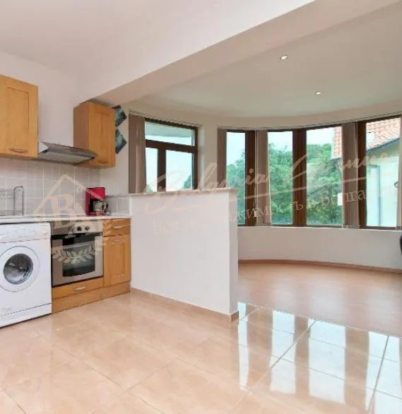 Дом с бассейном, с участком и видом на море в пригороде г.Варна