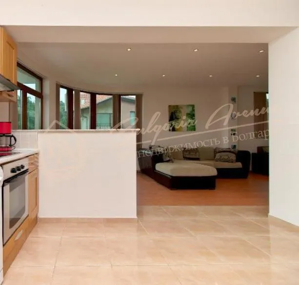 Дом с бассейном, с участком и видом на море в пригороде г.Варна