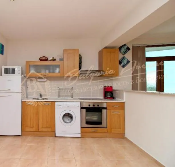 Дом с бассейном, с участком и видом на море в пригороде г.Варна