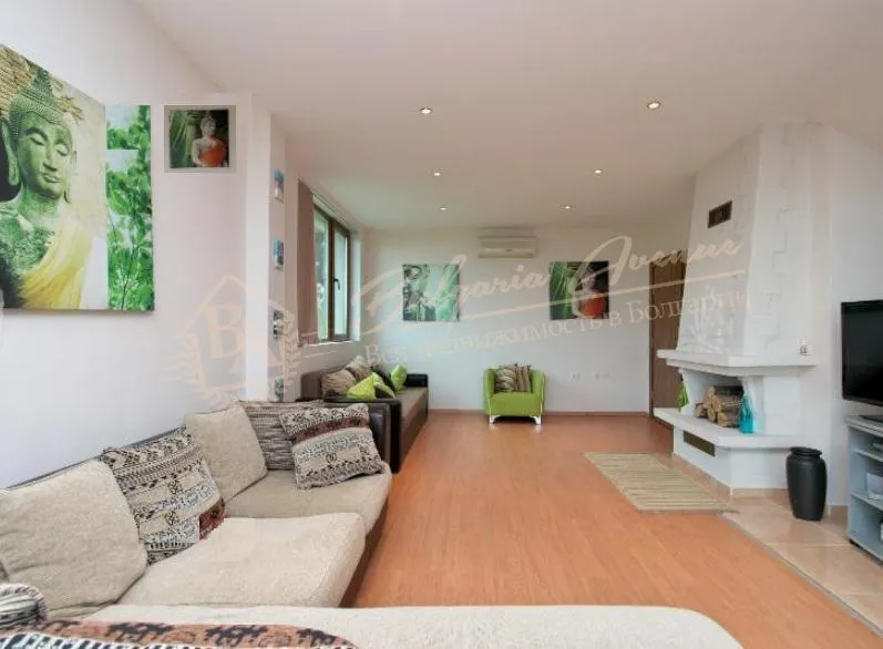 Дом с бассейном, с участком и видом на море в пригороде г.Варна