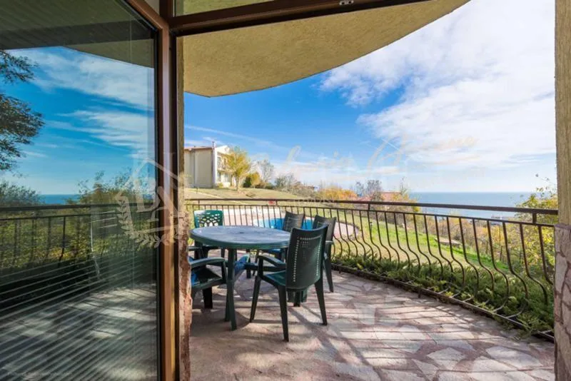 Дом в нескольких километрах от центра, в жилом районе в г. Варны