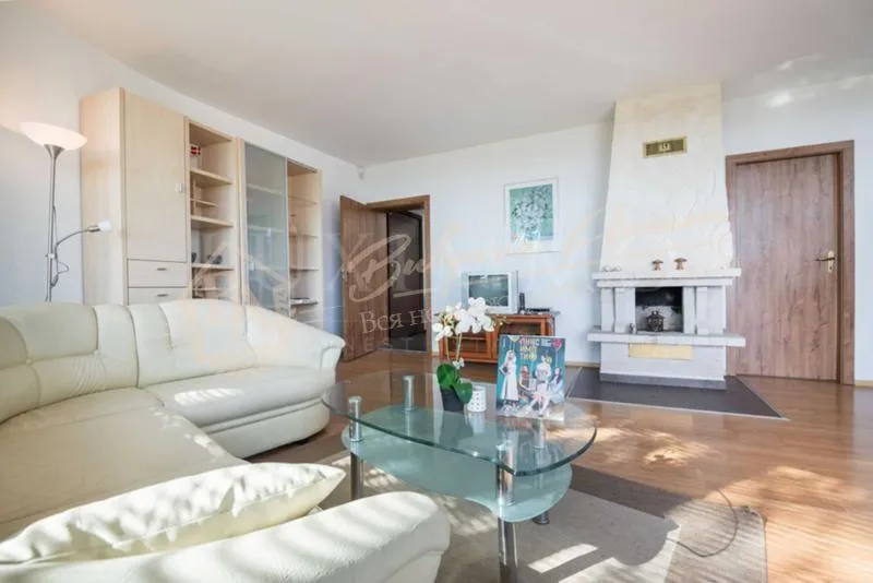 Дом в нескольких километрах от центра, в жилом районе в г. Варны