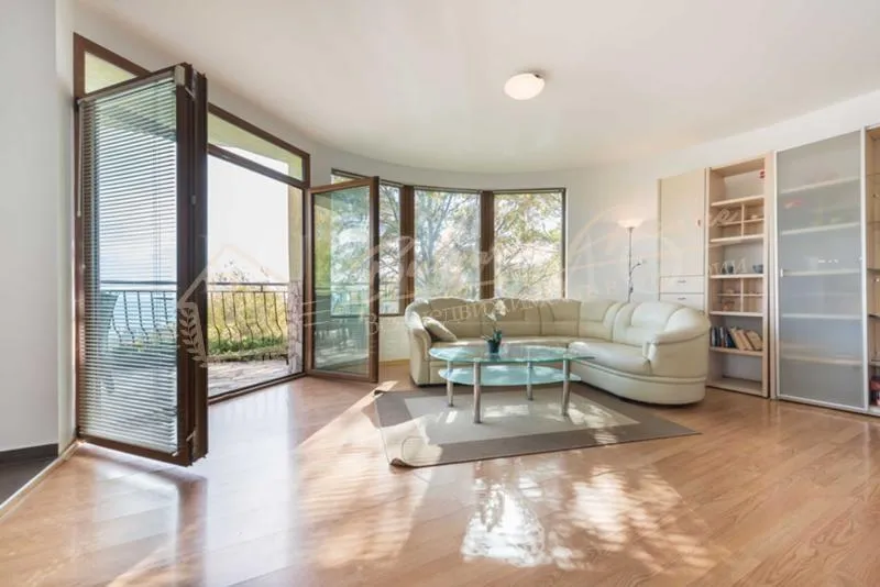 Дом в нескольких километрах от центра, в жилом районе в г. Варны