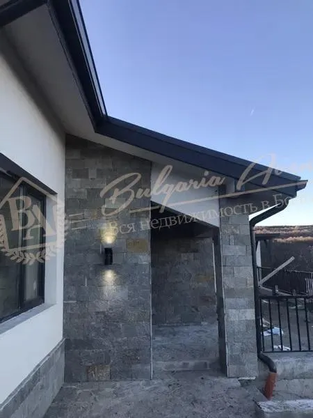 Дом в селе Осеново и открывает панорамный вид на море, обл. Варна