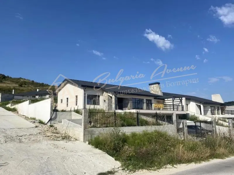 Дом в селе Осеново и открывает панорамный вид на море, обл. Варна