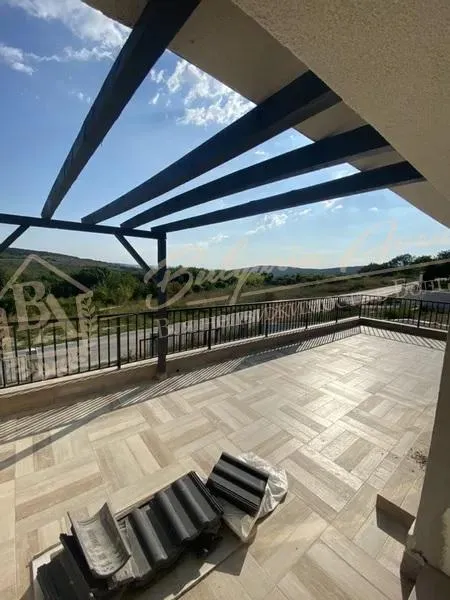 Дом в селе Осеново и открывает панорамный вид на море, обл. Варна