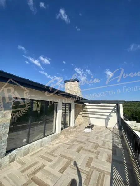 Дом в селе Осеново и открывает панорамный вид на море, обл. Варна