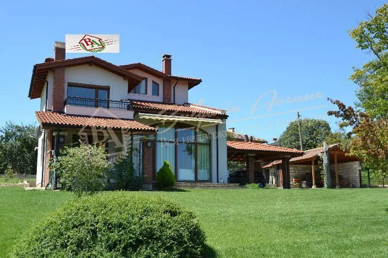 Трехэтажный дом с невероятным панорамным видом на холмы в обл.Варна