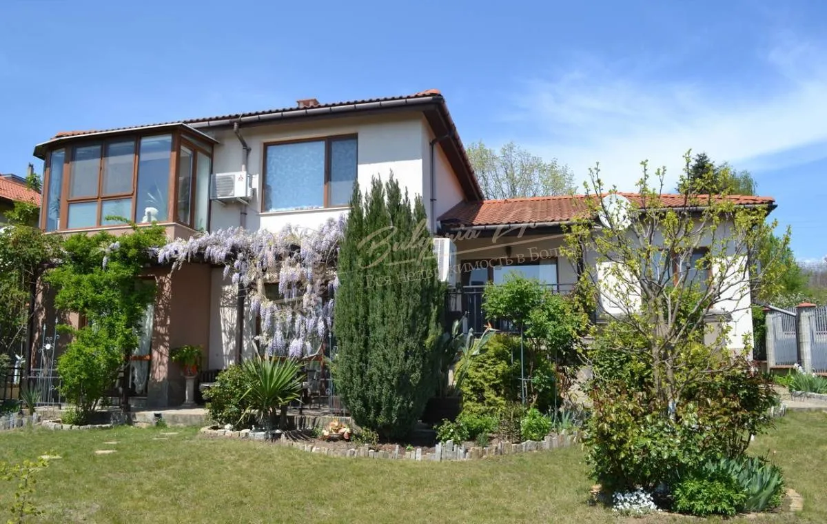 Дом в тихом и живописном районе Варны, в 15 минутах ходьбы от пляжа