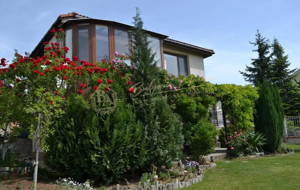 Дом в тихом и живописном районе Варны, в 15 минутах ходьбы от пляжа