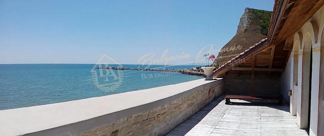 Дом в средиземноморском стиле, на первой линии пляжа в г.Каварна