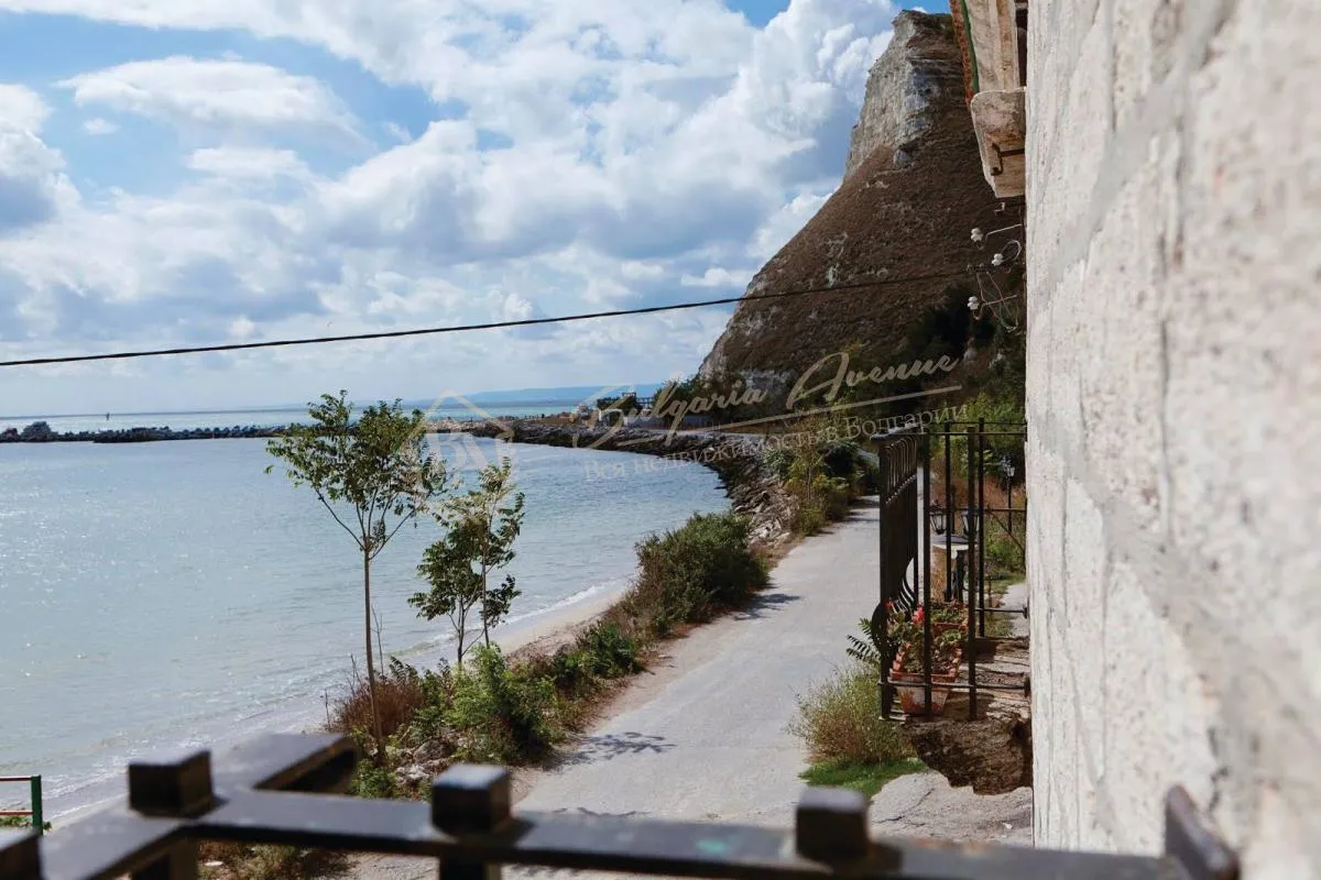 Дом в средиземноморском стиле, на первой линии пляжа в г.Каварна