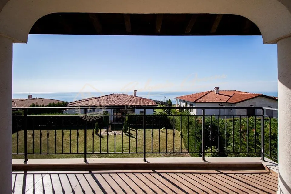 Двухэтажная вилла в элитном комплексе закрытого типа у моря около Балчик