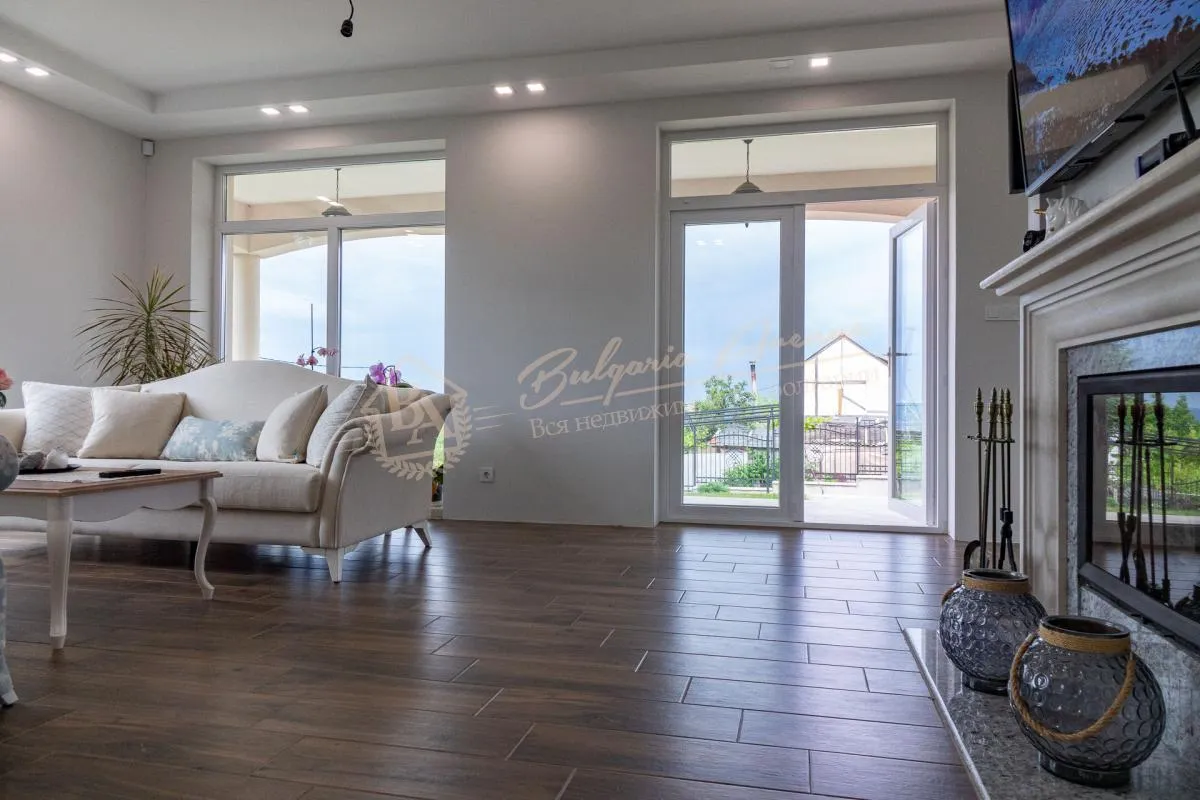 Частный, элитный дом с видом на озеро и море в г.Варна