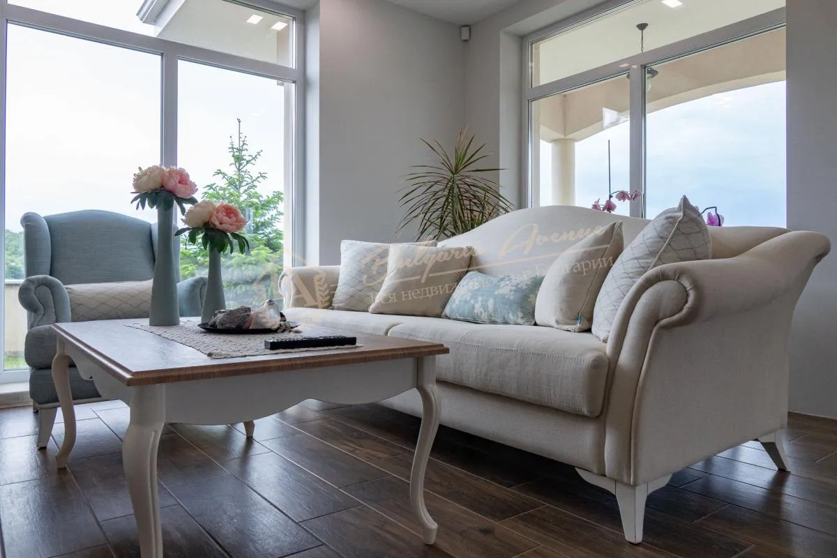 Частный, элитный дом с видом на озеро и море в г.Варна