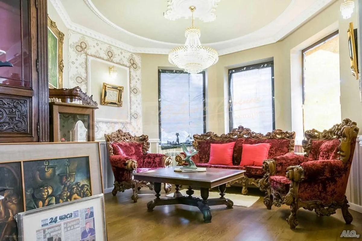 Элитный дом с участком в минутах от центра Варны