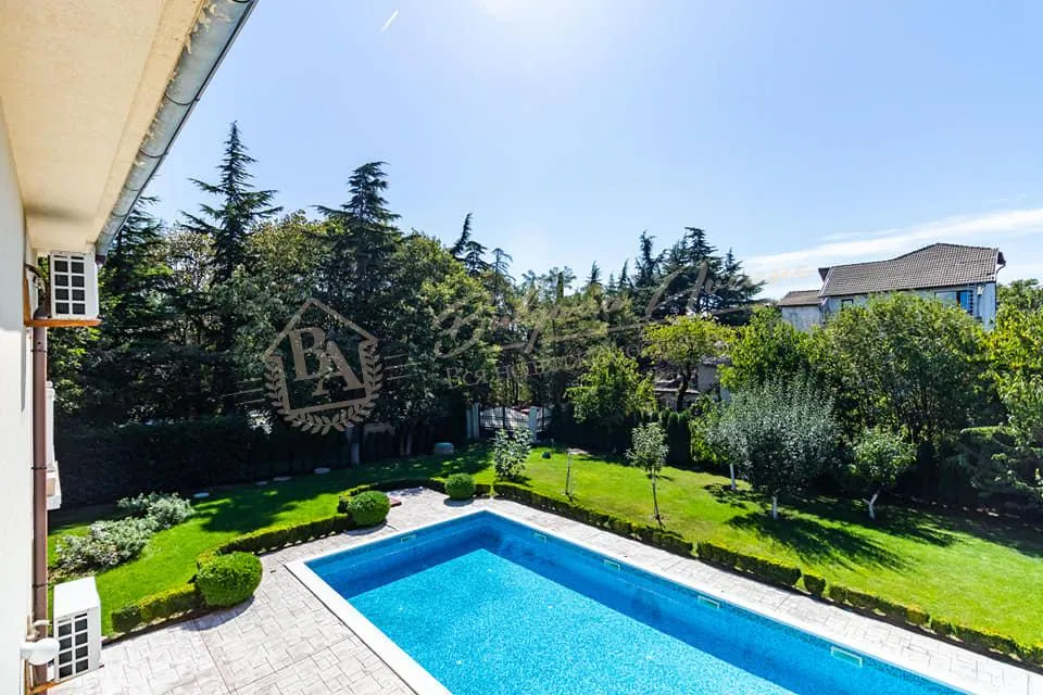 Двухэтажный дом с бассейном, 5 спальни по специальному проекту, в г.Варна