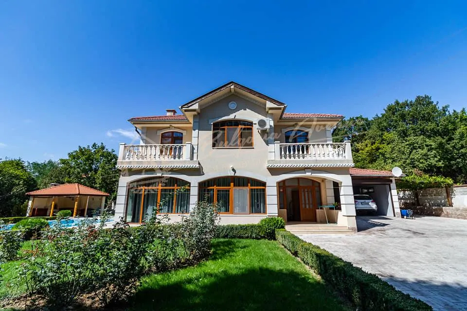 Двухэтажный дом с бассейном, 5 спальни по специальному проекту, в г.Варна