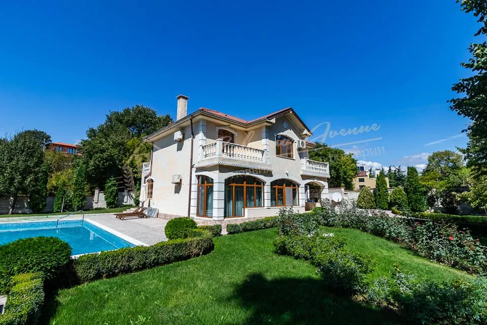 Двухэтажный дом с бассейном, 5 спальни по специальному проекту, в г.Варна