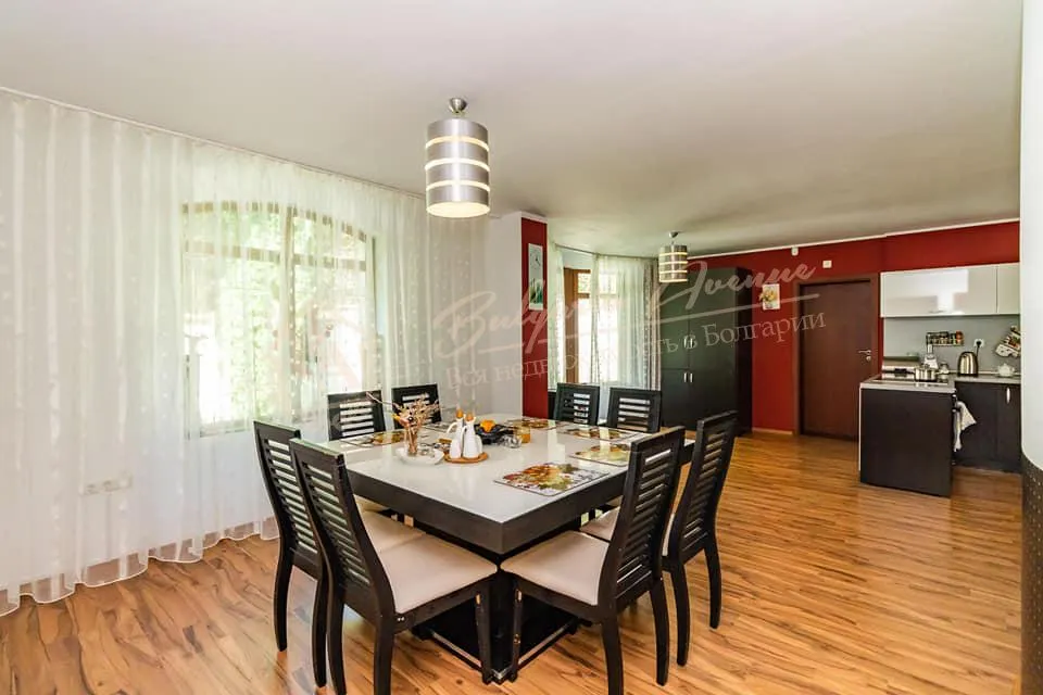 Двухэтажный дом с бассейном, 5 спальни по специальному проекту, в г.Варна